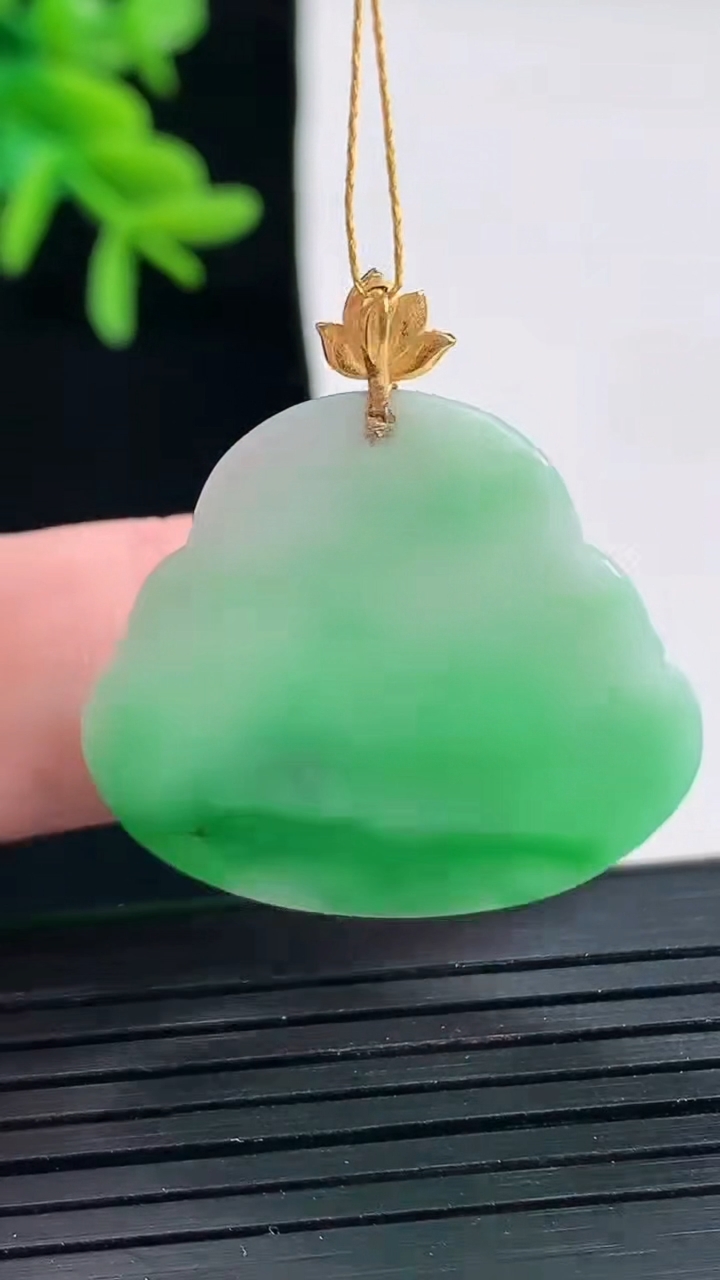 天然A货翡翠佛公吊坠，尺寸27.5-29-4.8重量:6.32g
4月27日