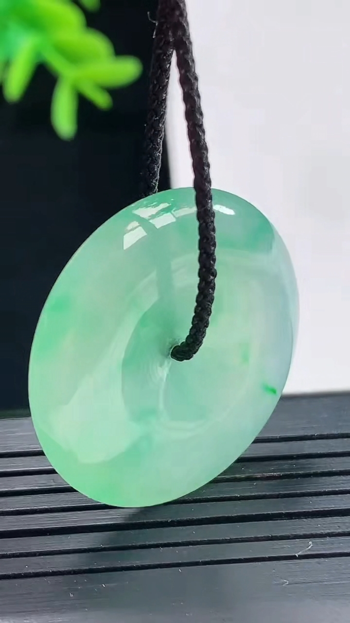 天然A货翡翠种飘飘平安扣吊坠，尺寸38-5重量:9.34g
4月27日