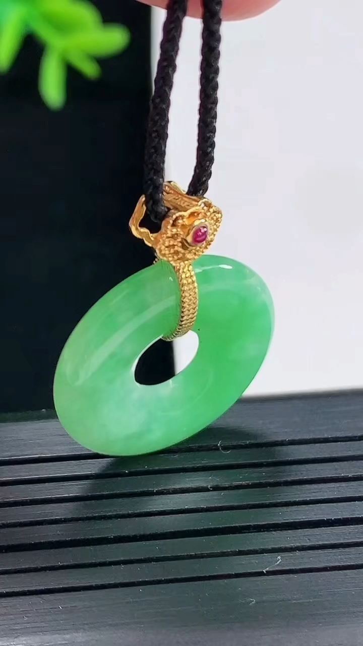 天然A货翡翠平安环吊坠，尺寸22.5-4.5重量:5.19g
4月27日