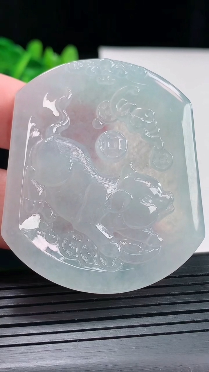 天然A货翡翠生肖猪吊坠，尺寸53.5-45-5重量:31.28g
4月27日