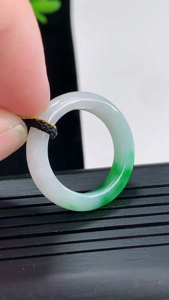 天然A货翡翠玉指环 戒指，尺寸16.3-4.2-3.2重量:2.83g2026年4月27日
工厂直销收藏佳品,种好水足，色泽均匀，有种有色，上手高大气！