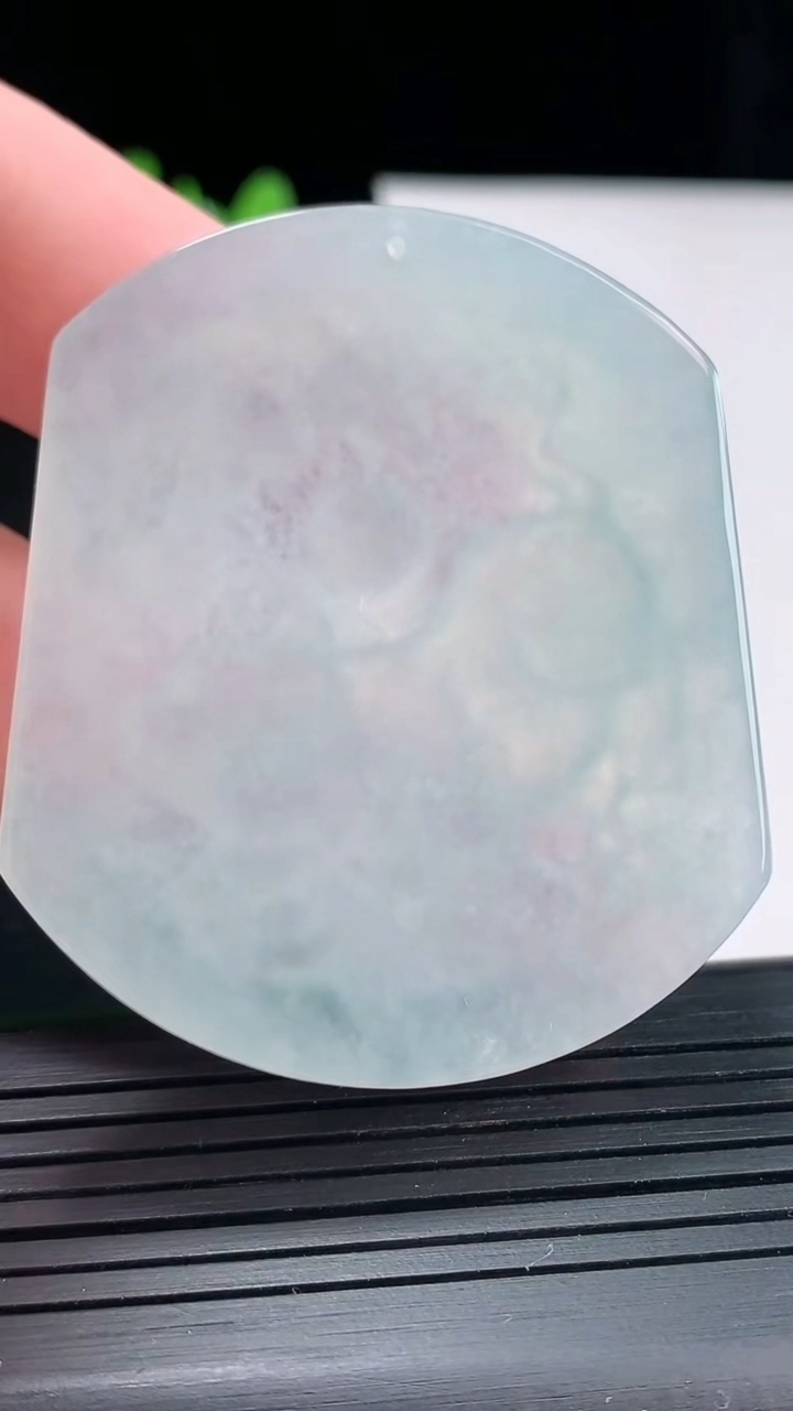 天然A货翡翠生肖猪吊坠，尺寸53.5-45-5重量:31.28g
4月27日