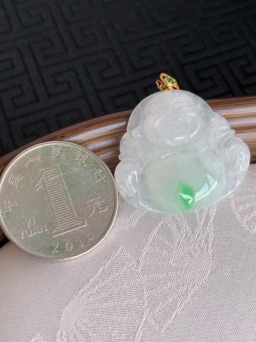 天然A货翡翠18K金扣头飘阳绿佛公吊坠 
尺寸26.4-29.6-6.8mm 重量9.00g 042