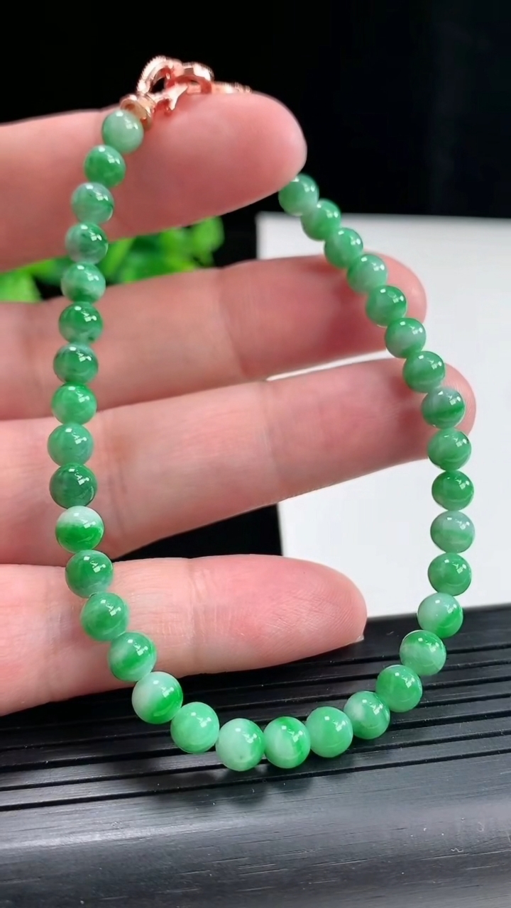 天然A货翡翠圆珠手串，尺寸5-36颗重量:10.48g4月27日
工厂直销收藏佳品,种好水足，色泽均匀，有种有色，上手高大气！