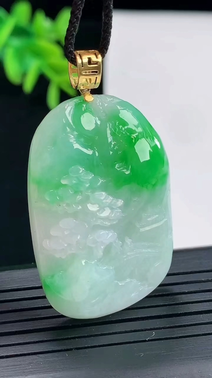 天然A货翡翠山水牌吊坠，尺寸38.5-26.8-8.6重量:16.89g
4月27日