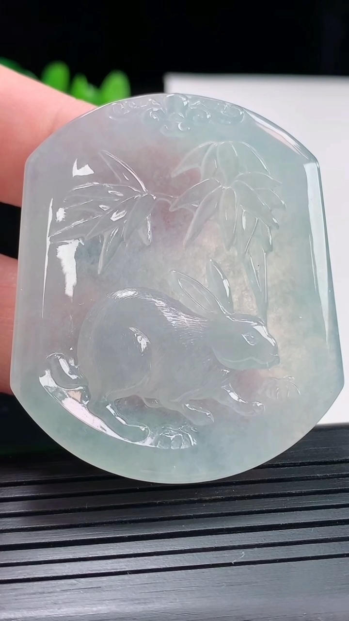 天然A货翡翠生肖兔吊坠，尺寸52-44-4.8重量:26.76g
4月27日