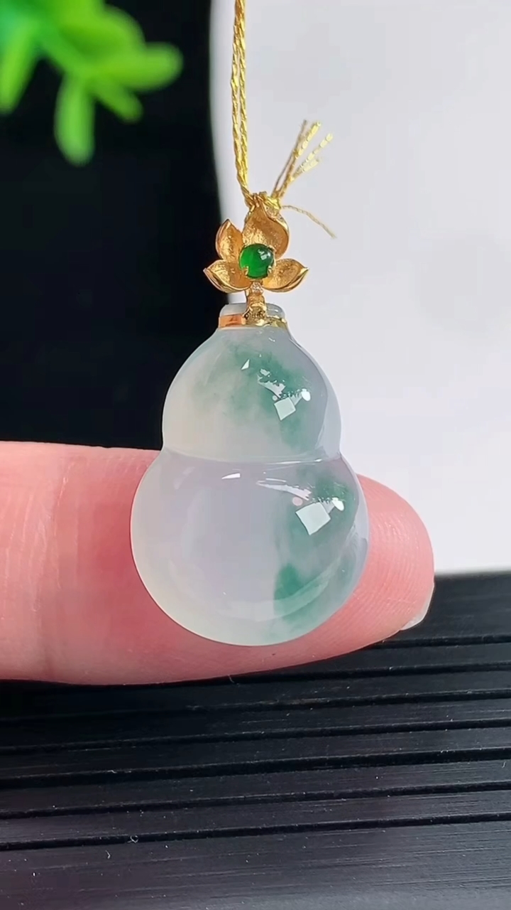 天然A货翡翠种飘花葫芦吊坠，尺寸20-14.5-5.6重量:3.02g
4月27日