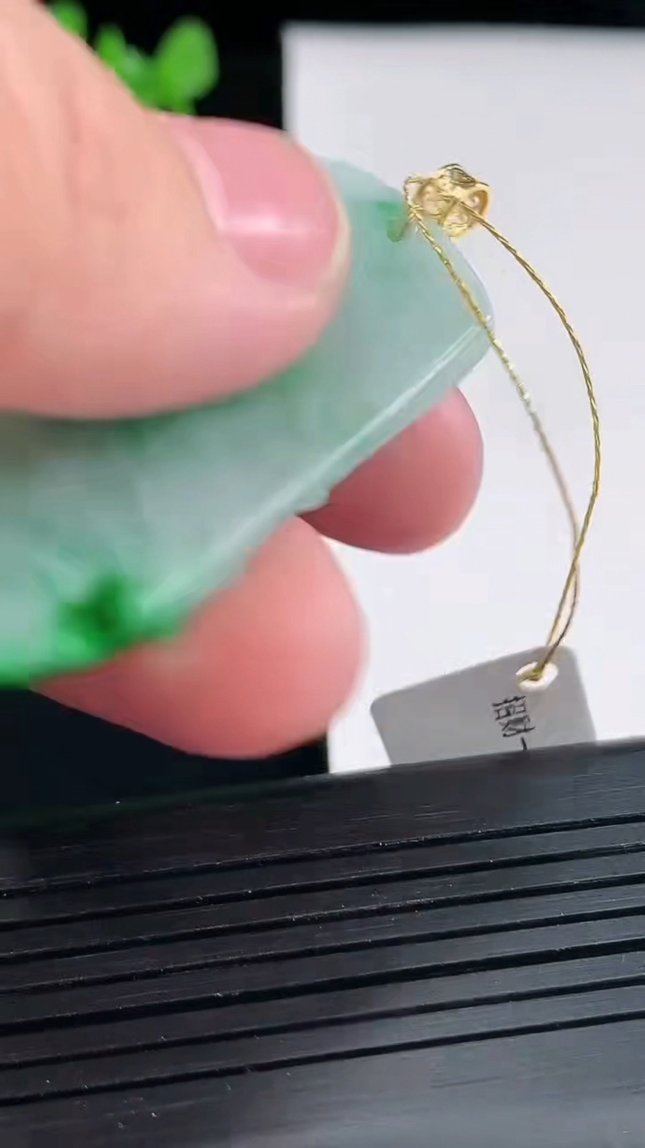 天然A货翡翠和和美美 荷叶鱼吊坠，尺寸42-24-5.5重量:13.56g
4月27日