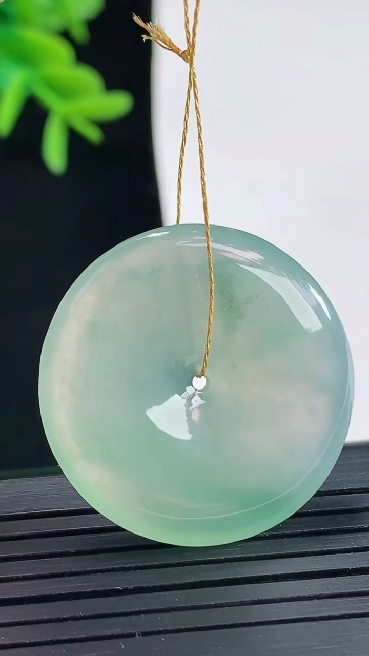 天然A货翡翠平安扣吊坠，尺寸30-5.2重量:10.19g
4月27日