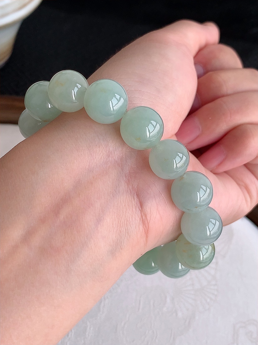 天然A货翡翠飘黄翡圆珠佛珠手串16颗 
尺寸12.6mm 重量57.28g 0426