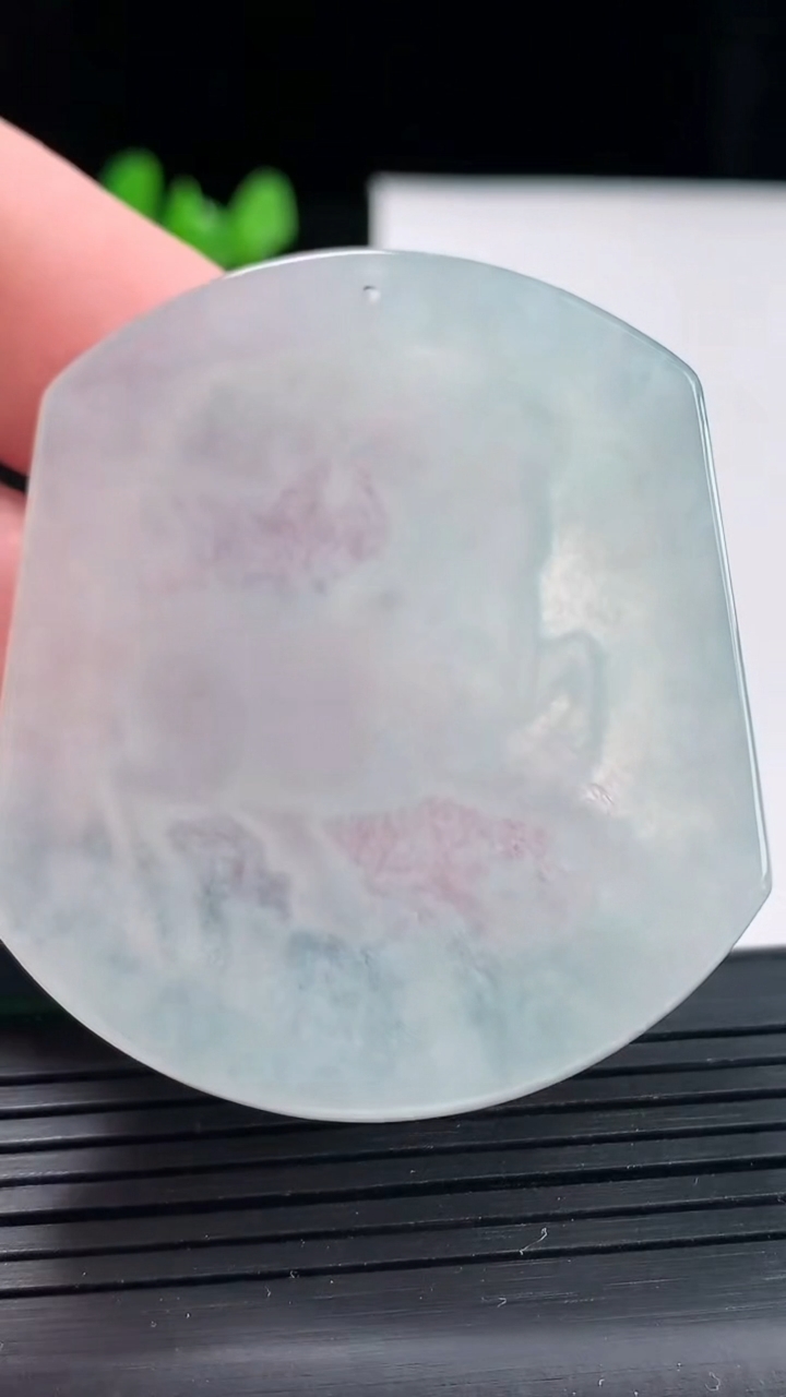 天然A货翡翠生肖牛吊坠，尺寸51.8-44-4.6重量:26.69g
4月27日