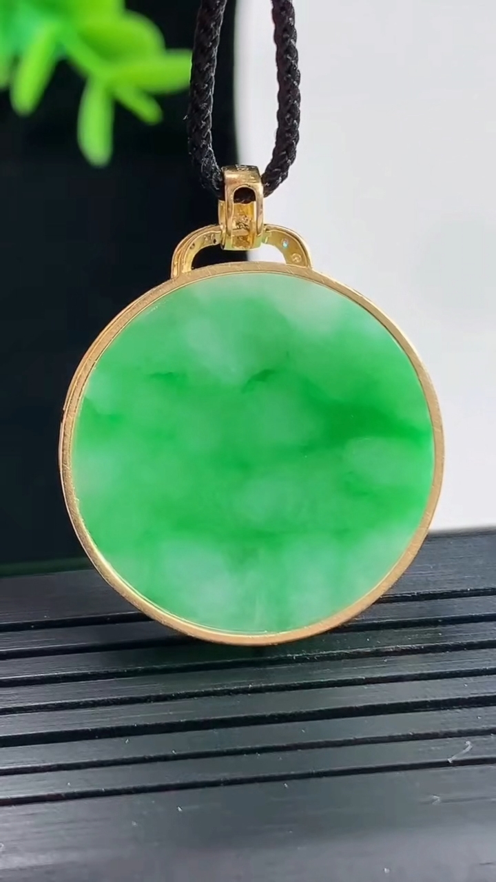 天然A货翡翠无事牌吊坠，尺寸31.5-26-4，裸石26重量:7.41g
4月27日