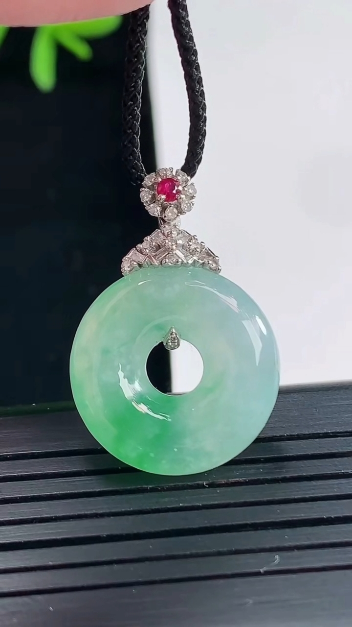 天然A货翡翠平安环吊坠，尺寸19-5.3重量:5.02g
4月27日