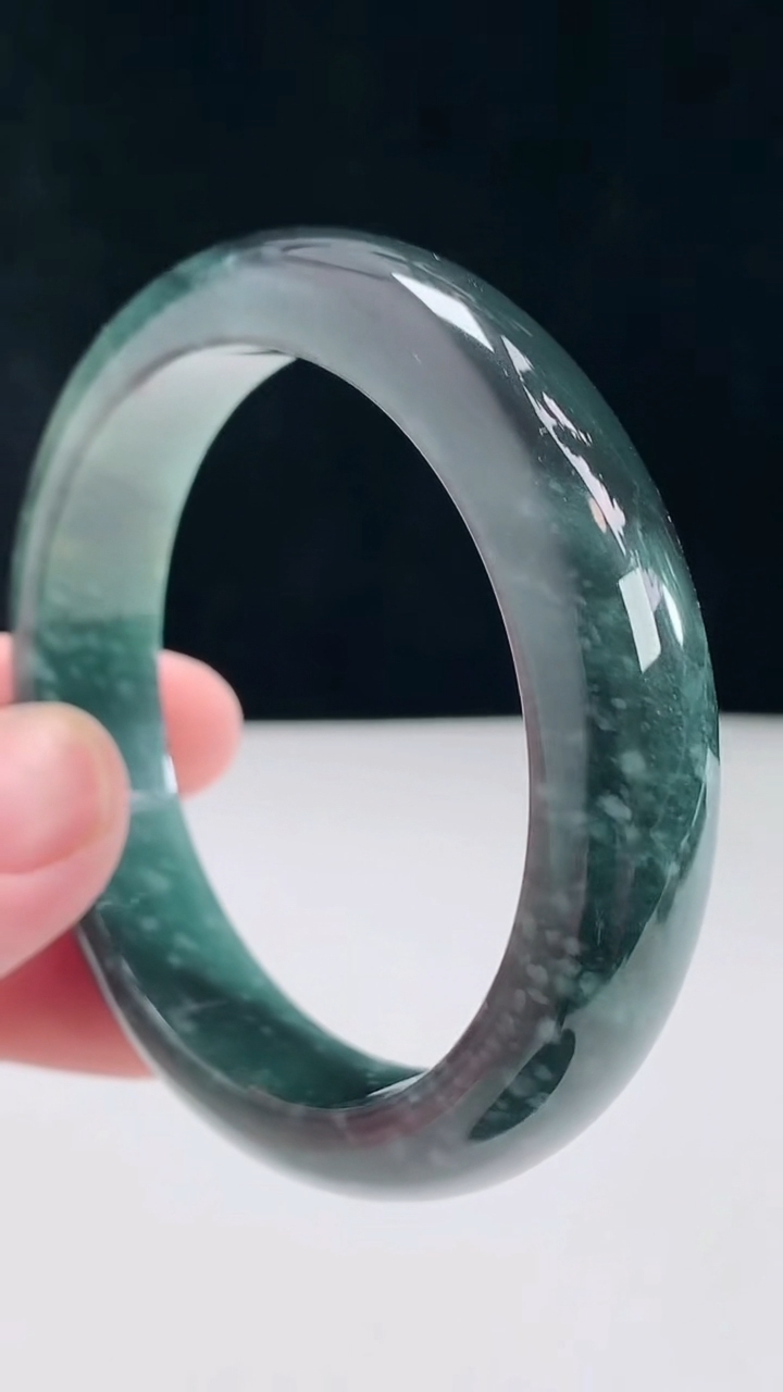 圈口55-56翡翠a货蓝水宽边手镯尺寸55.6-13.3-8.2重:62.12g6494月27日