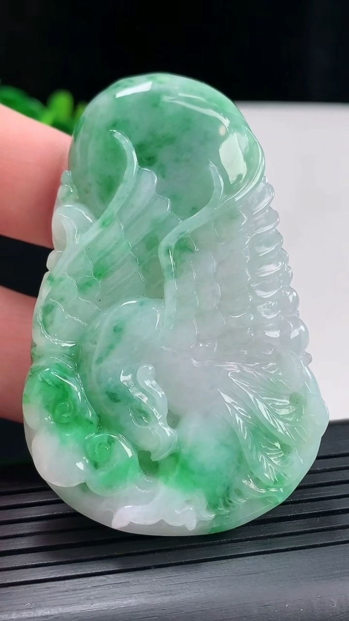 天然A货翡翠凤凰吊坠，尺寸65.5-41-8重量:46.61g
4月27日