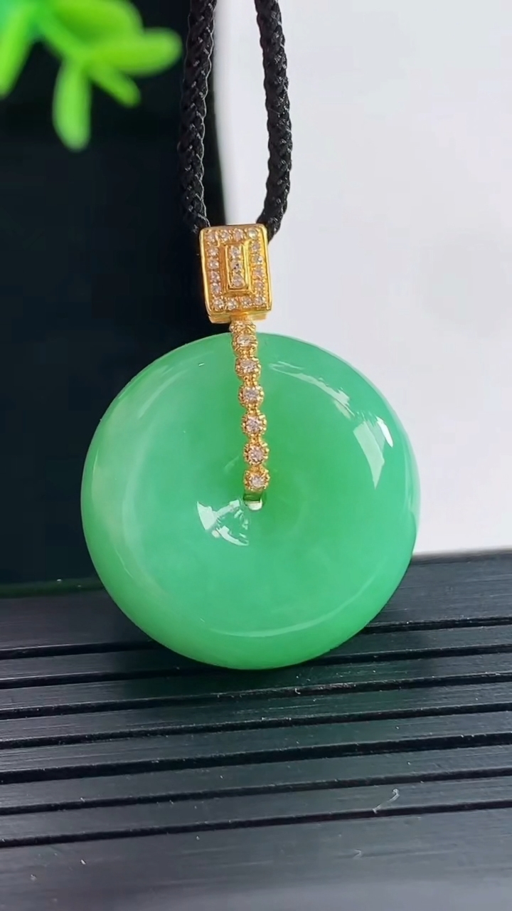 天然A货翡翠路路通吊坠，尺寸22-10.8重量:11.88g
4月27日