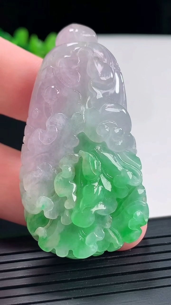 天然A货翡翠白菜吊坠，尺寸58-30-15重量:41.87g
4月27日