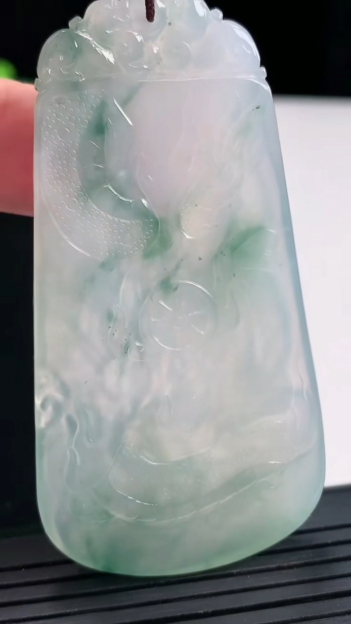 天然A货翡翠冰种飘花祥龙大势至菩萨吊坠，尺寸69-36.5-5.2重量:28.46g
4月27日