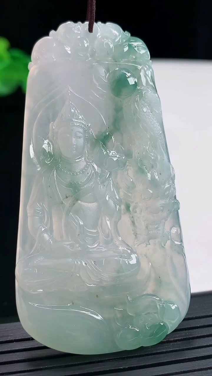 天然A货翡翠冰种飘花祥龙大势至菩萨吊坠，尺寸69-36.5-5.2重量:28.46g
4月27日
