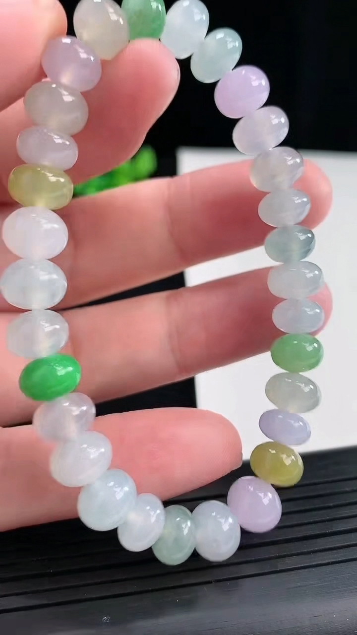 天然A货翡翠三彩算盘珠手串，尺寸8.6-6重量:24.18g4月27日
工厂直销收藏佳品,种好水足，色泽均匀，有种有色，上手高大气！