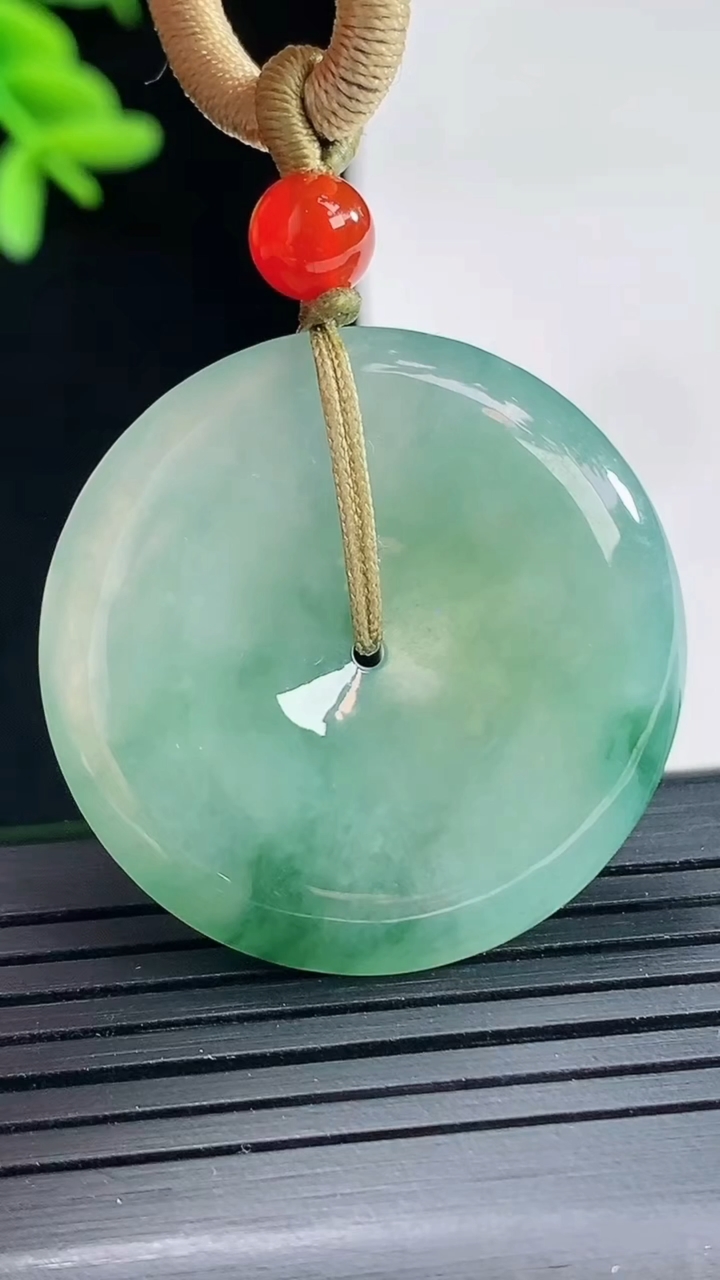 天然A货翡翠飘花平安扣吊坠，尺寸32.6-5.8重量:17.36g
4月27日