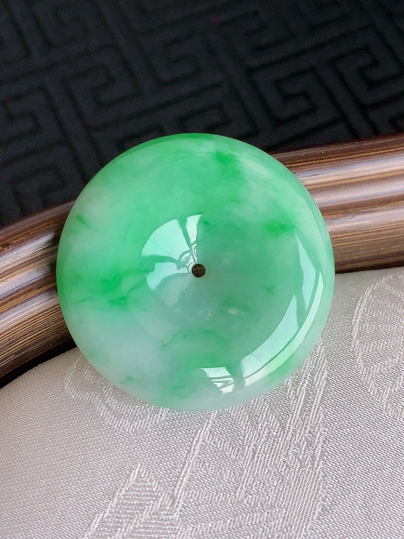 天然A货翡翠飘绿平安扣吊坠 
尺寸28.8-5.3mm 重量10.00g 0426