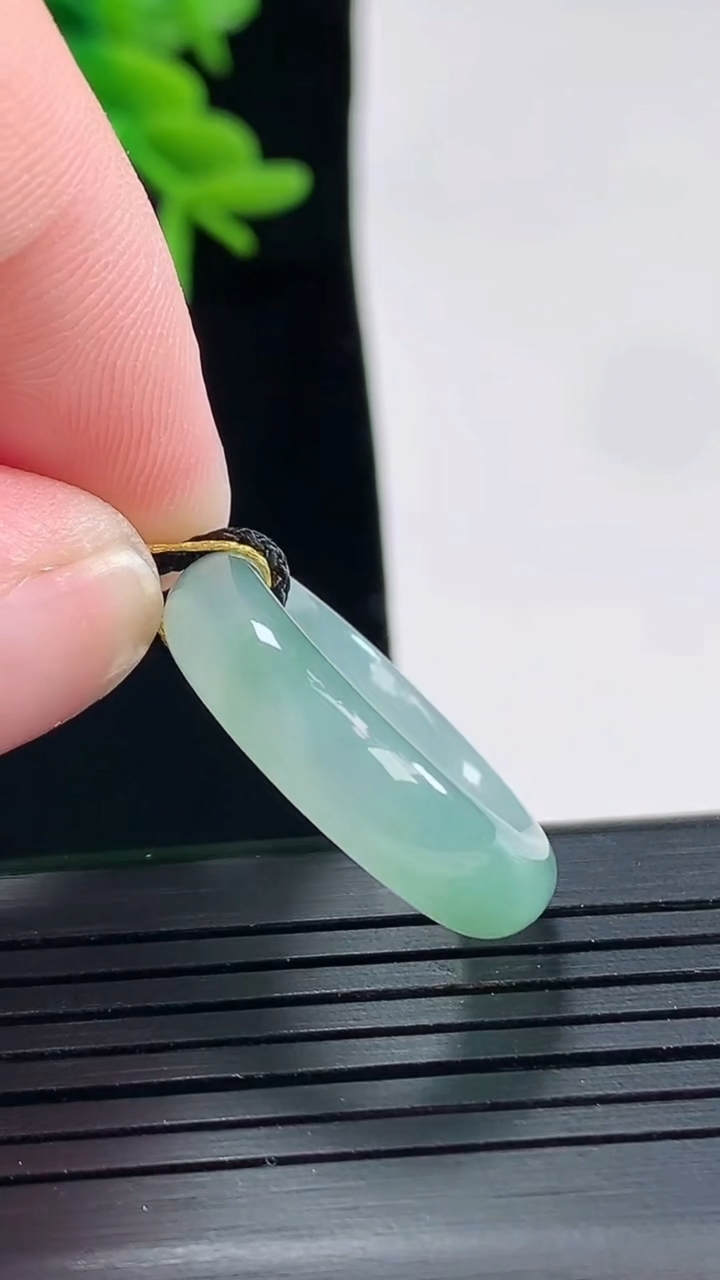 天然A货翡翠飘花玉指环 戒指，尺寸17-5.6-4重量:4.15g2026年4月27日
工厂直销收藏佳品,种好水足，色泽均匀，有种有色，上手高大气！