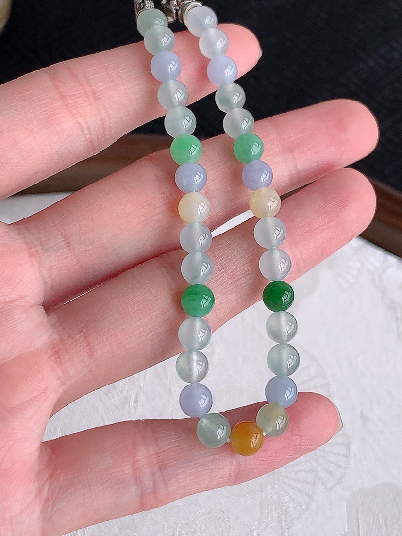 天然A货翡翠多彩圆珠佛珠手串31颗 
尺寸5.4mm 重量10.46g 0426