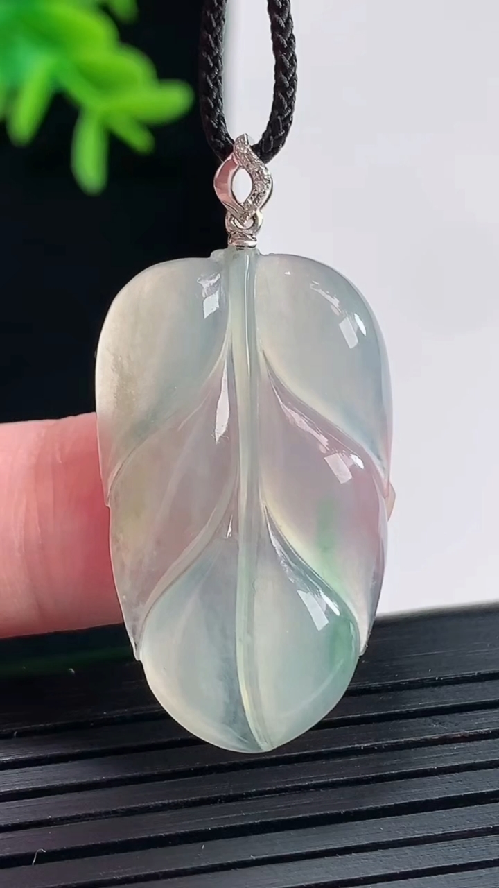 天然A货翡翠金枝玉叶吊坠，尺寸32-19-5重量:5.32g
4月27日