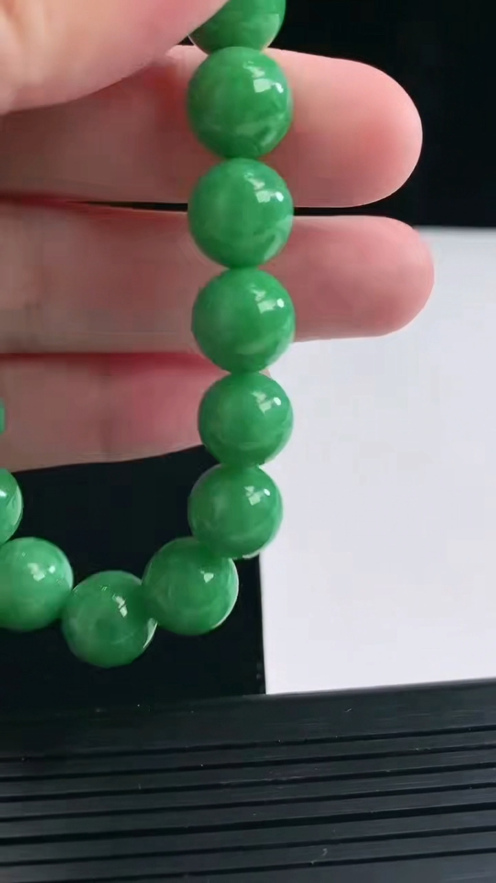 天然A货翡翠圆珠手串，尺寸11-18颗重量:41.50g4月27日
工厂直销收藏佳品,种好水足，色泽均匀，有种有色，上手高大气！