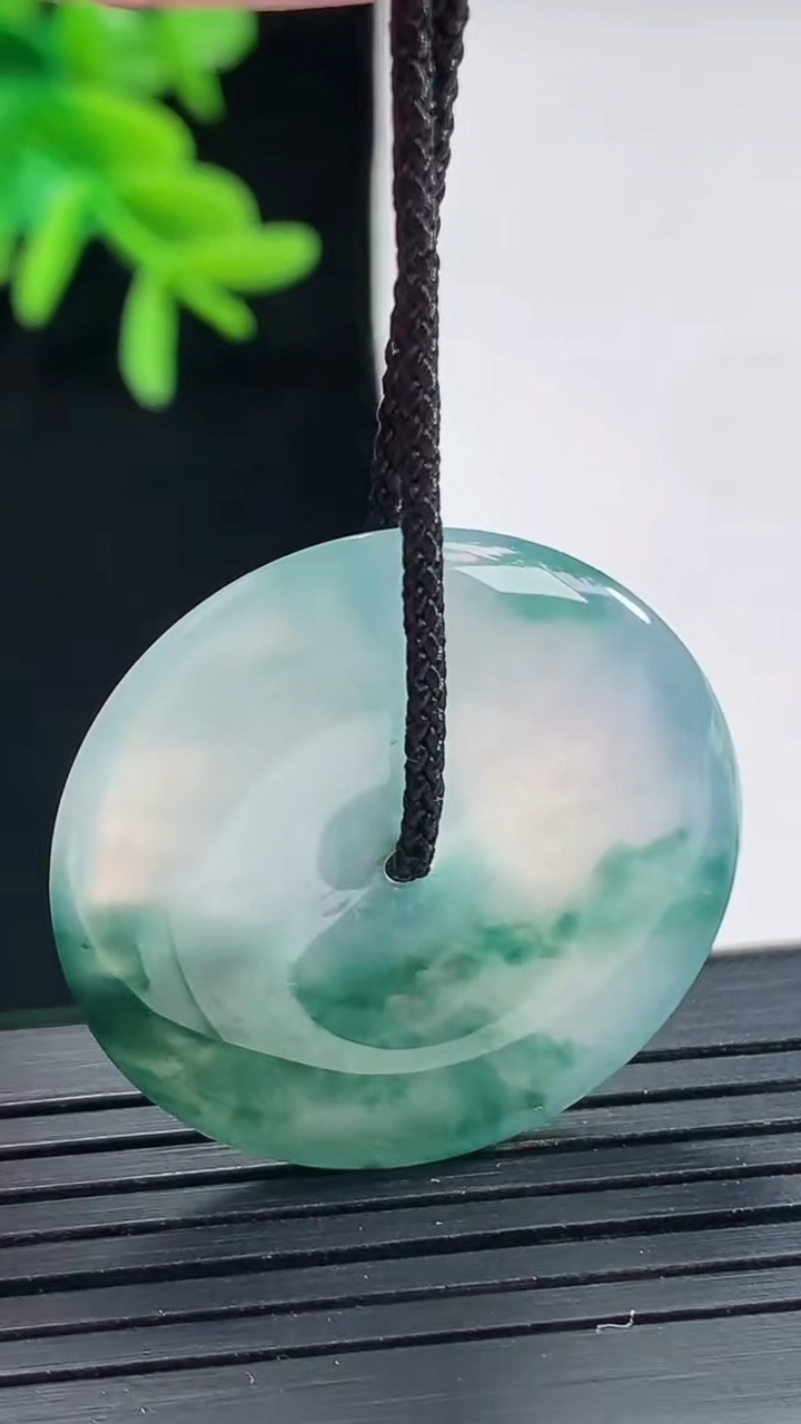 天然A货翡翠冰种飘花平安扣吊坠，尺寸29.5-5重量:8.59g
4月27日