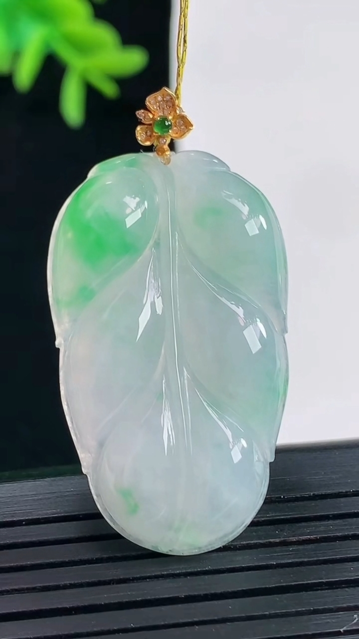 天然A货翡翠金枝玉叶 叶子吊坠，尺寸35-22.6-4重量:8.51g
4月27日