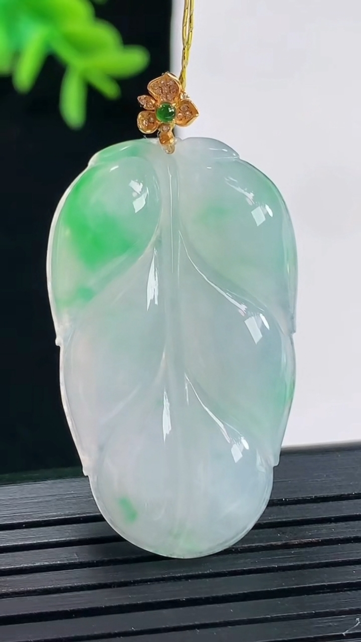 天然A货翡翠金枝玉叶 叶子吊坠，尺寸35-22.6-4重量:8.51g
4月27日