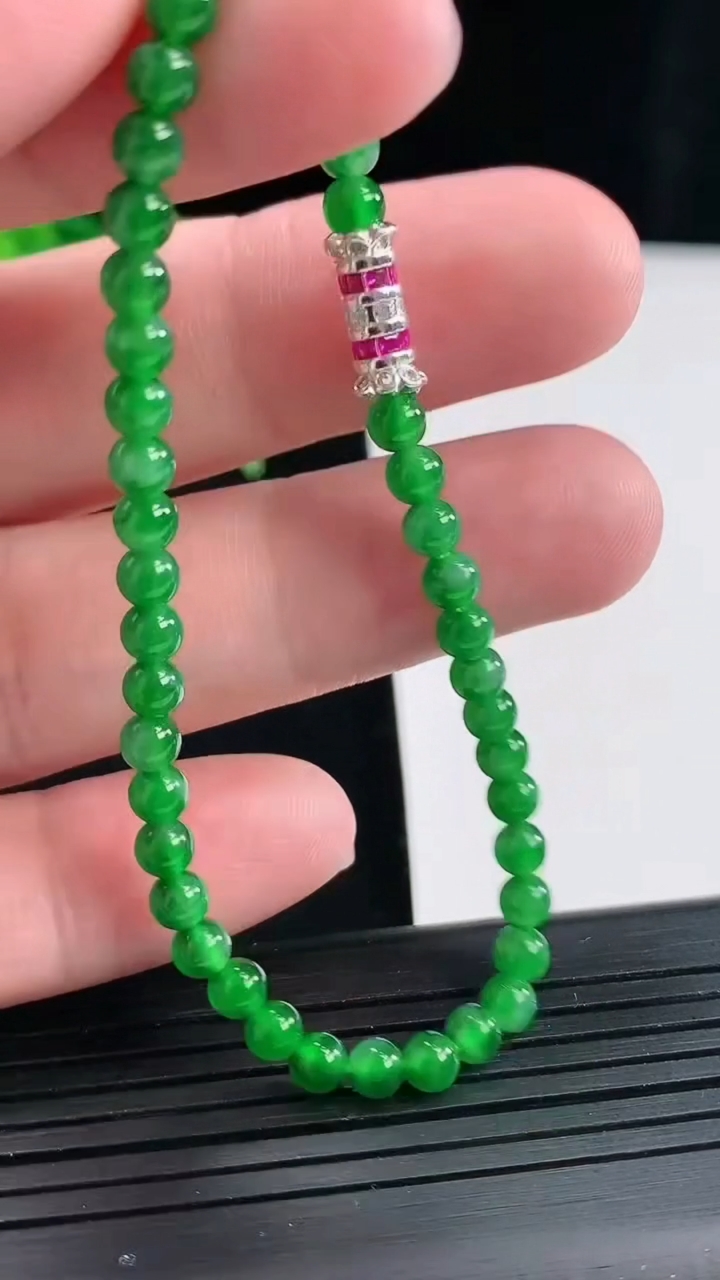 天然A货翡翠圆珠手串，尺寸4-45颗星星重量:5.38g4月27日
工厂直销收藏佳品,种好水足，色泽均匀，有种有色，上手高大气！