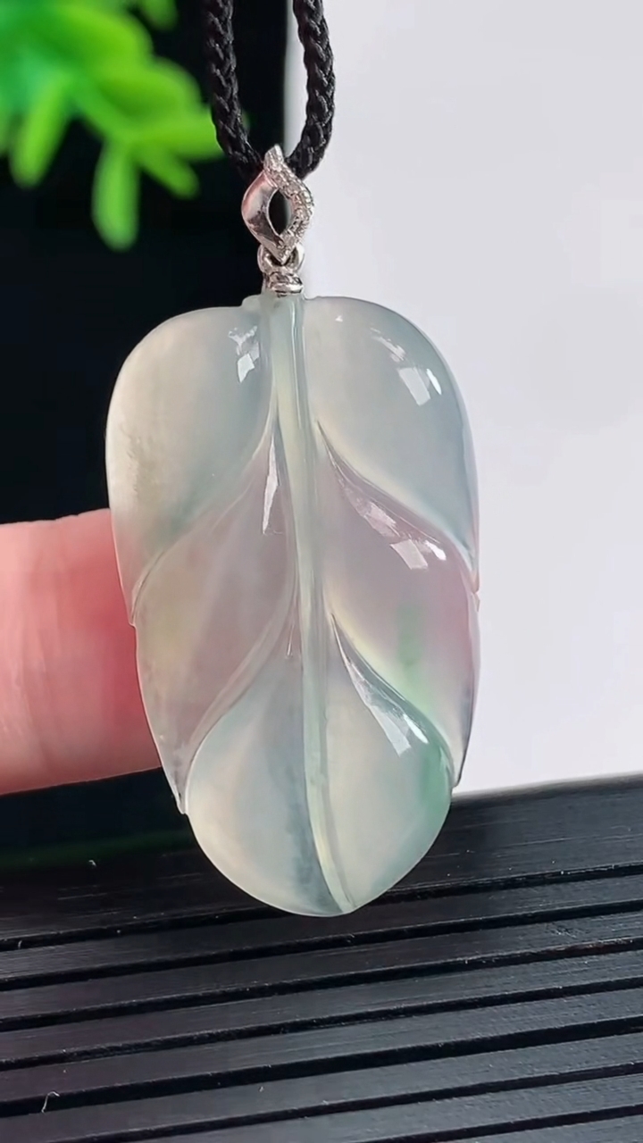 天然A货翡翠金枝玉叶吊坠，尺寸32-19-5重量:5.32g
4月27日