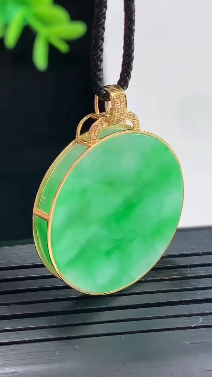 天然A货翡翠无事牌吊坠，尺寸31.5-26-4，裸石26重量:7.41g
4月27日