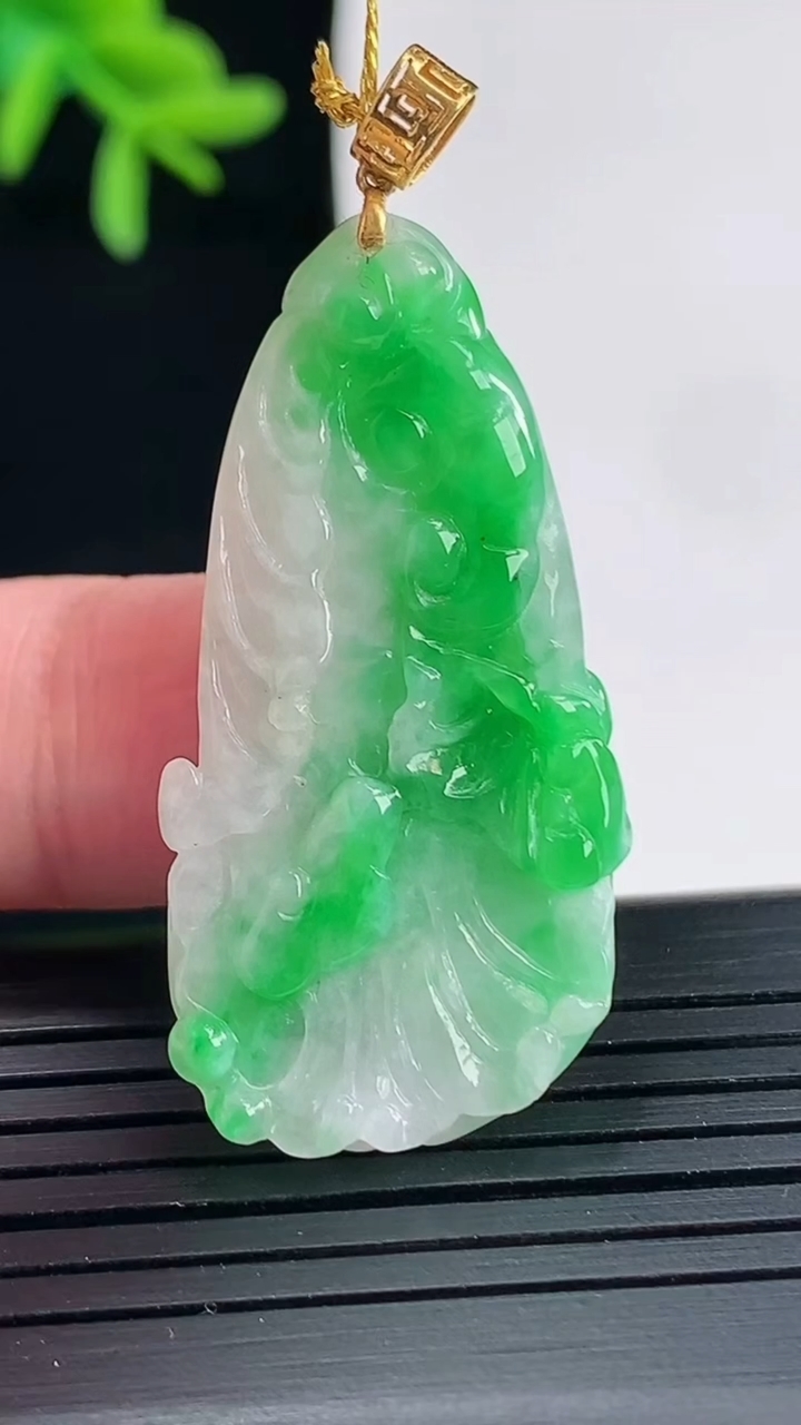 天然A货翡翠白菜吊坠，尺寸38-19-3.8重量:6.40g
4月27日