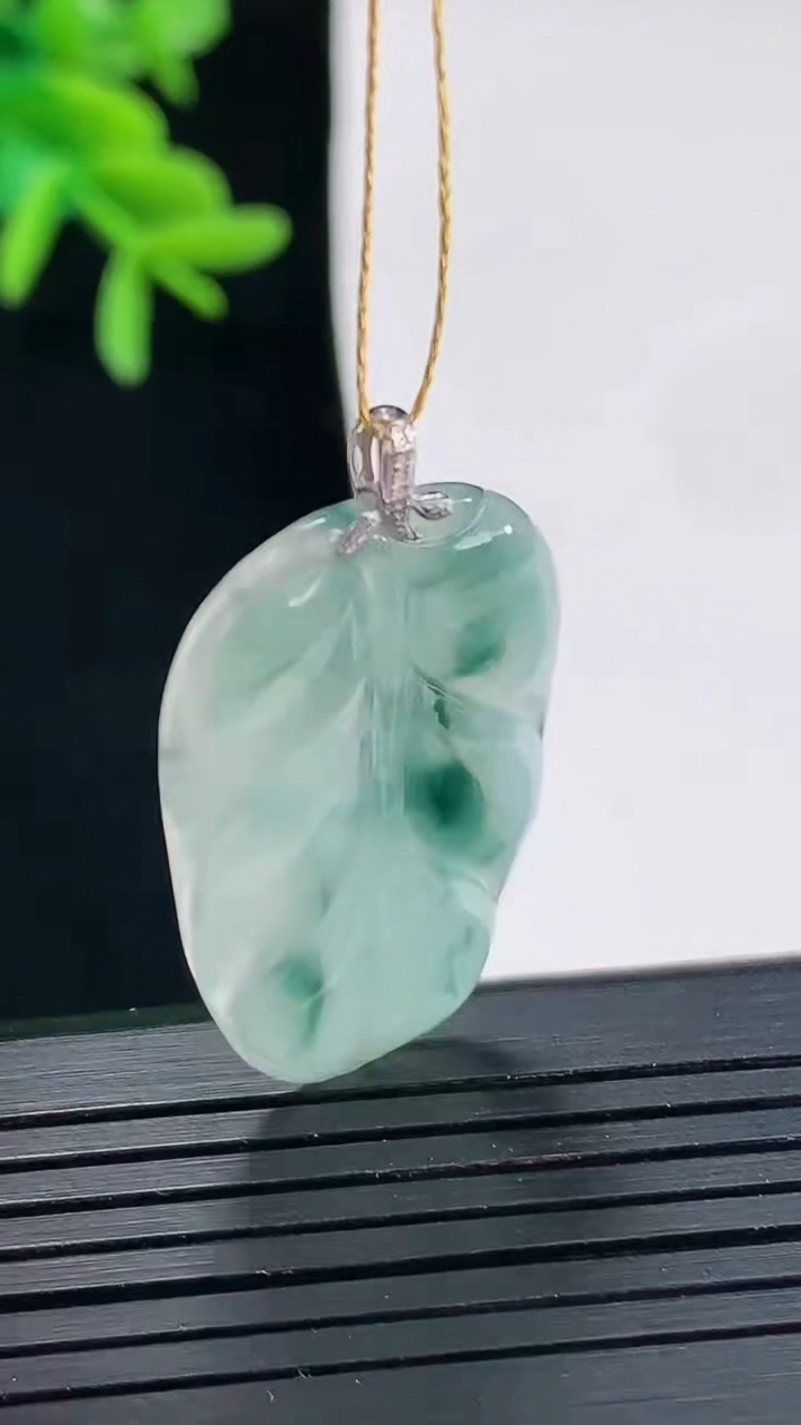 天然A货翡翠种飘花金枝玉叶 叶子吊坠，尺寸31-19.5-3.2重量:3.72g
4月27日