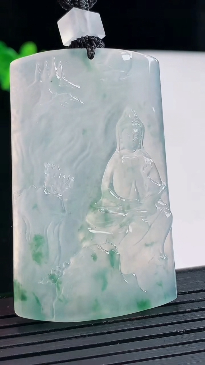 天然A货翡翠种飘花观音菩萨吊坠，尺寸56-35-4.5重量:24.51g
4月27日