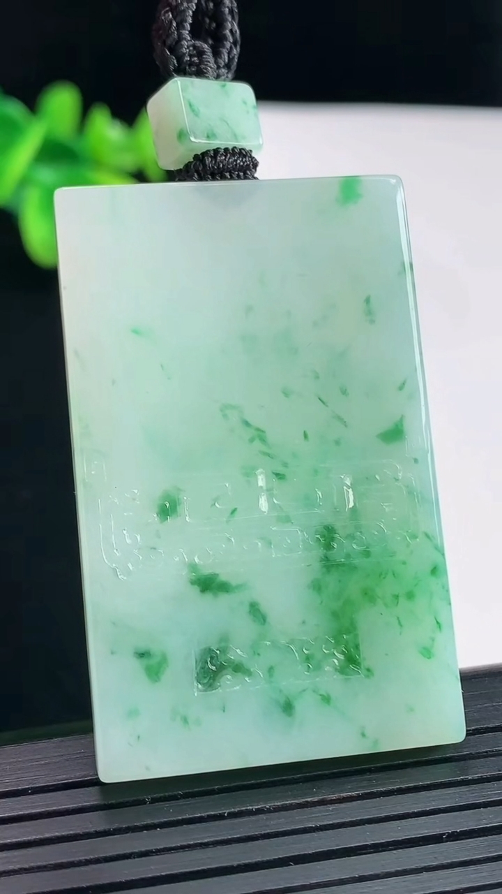 天然A货翡翠冰种飘花仿古无事牌吊坠，尺寸49.6-31-5重量:30.35
4月27日