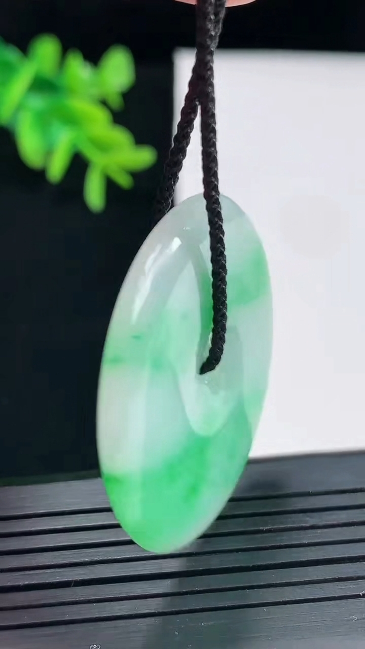 天然A货翡翠平安扣吊坠，尺寸38-5.2重量:16.50g
4月27日