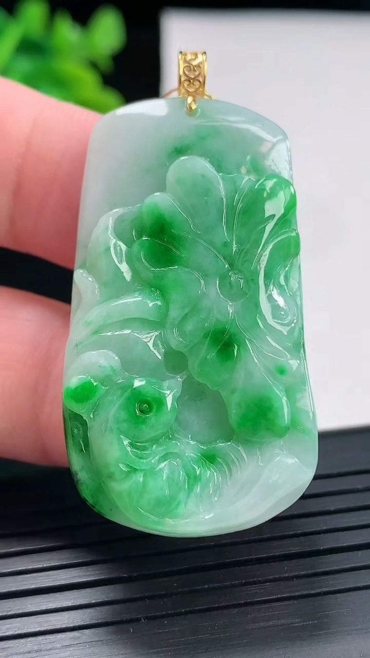天然A货翡翠和和美美 荷叶鱼吊坠，尺寸42-24-5.5重量:13.56g
4月27日