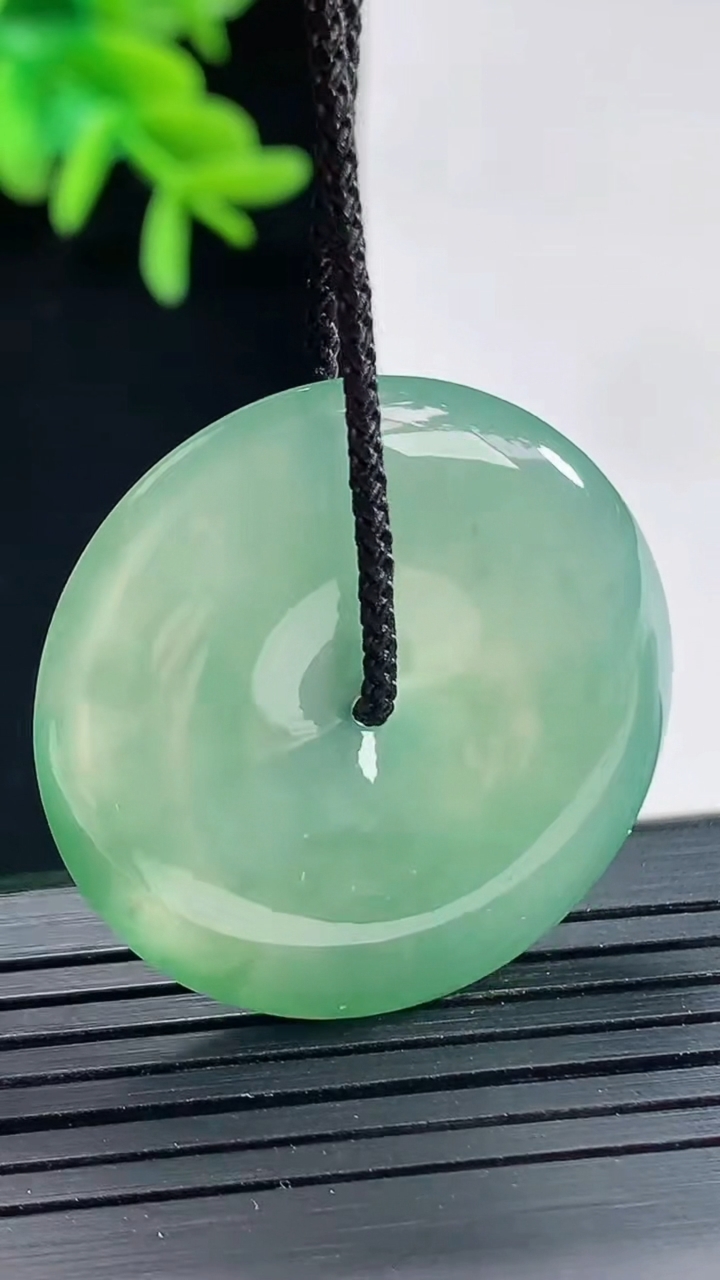 天然A货翡翠平安扣吊坠，尺寸32-5.8重量:12.36g
4月27日