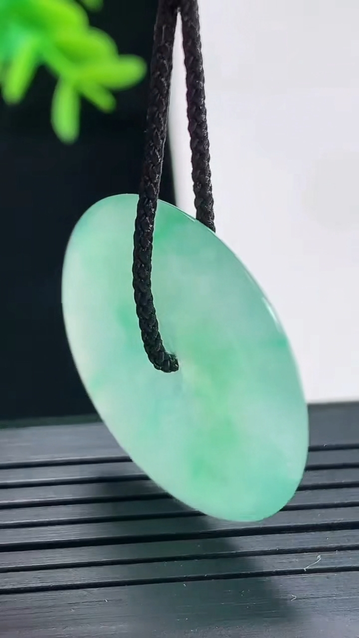 天然A货翡翠种飘飘平安扣吊坠，尺寸38-5重量:9.34g
4月27日