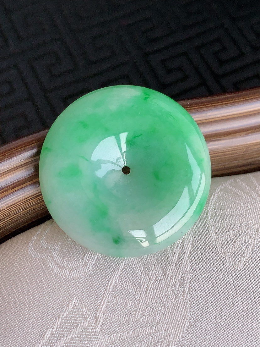 天然A货翡翠飘绿平安扣吊坠 
尺寸28.8-5.3mm 重量10.00g 0426