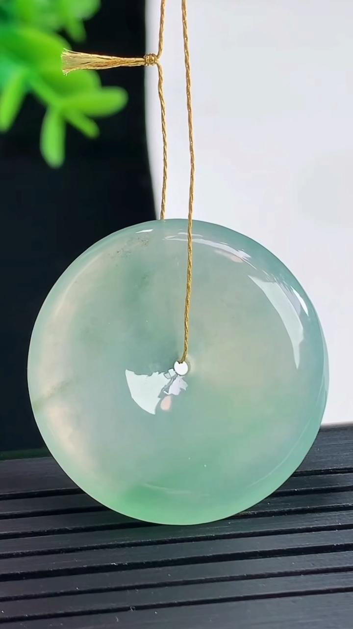 天然A货翡翠平安扣吊坠，尺寸30-5.2重量:10.19g
4月27日