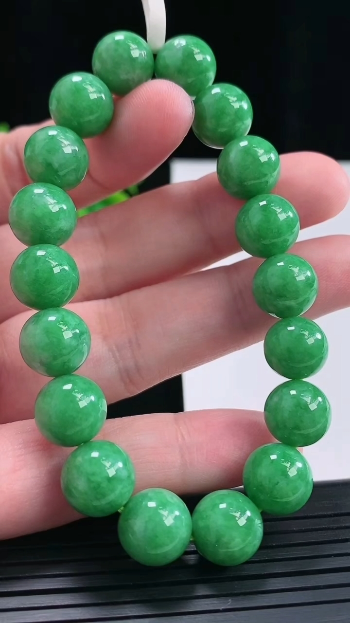 天然A货翡翠圆珠手串，尺寸11-18颗重量:41.50g4月27日
工厂直销收藏佳品,种好水足，色泽均匀，有种有色，上手高大气！