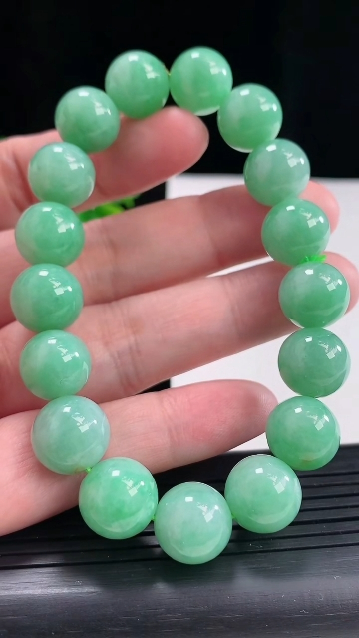 天然A货翡翠圆珠手串，尺寸12.5-16颗重量:57.87g4月27日
工厂直销收藏佳品,种好水足，色泽均匀，有种有色，上手高大气！