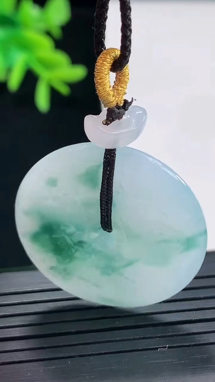 天然A货翡翠种仿古平安扣吊坠，尺寸31-5.5重量:11.23g
4月27日