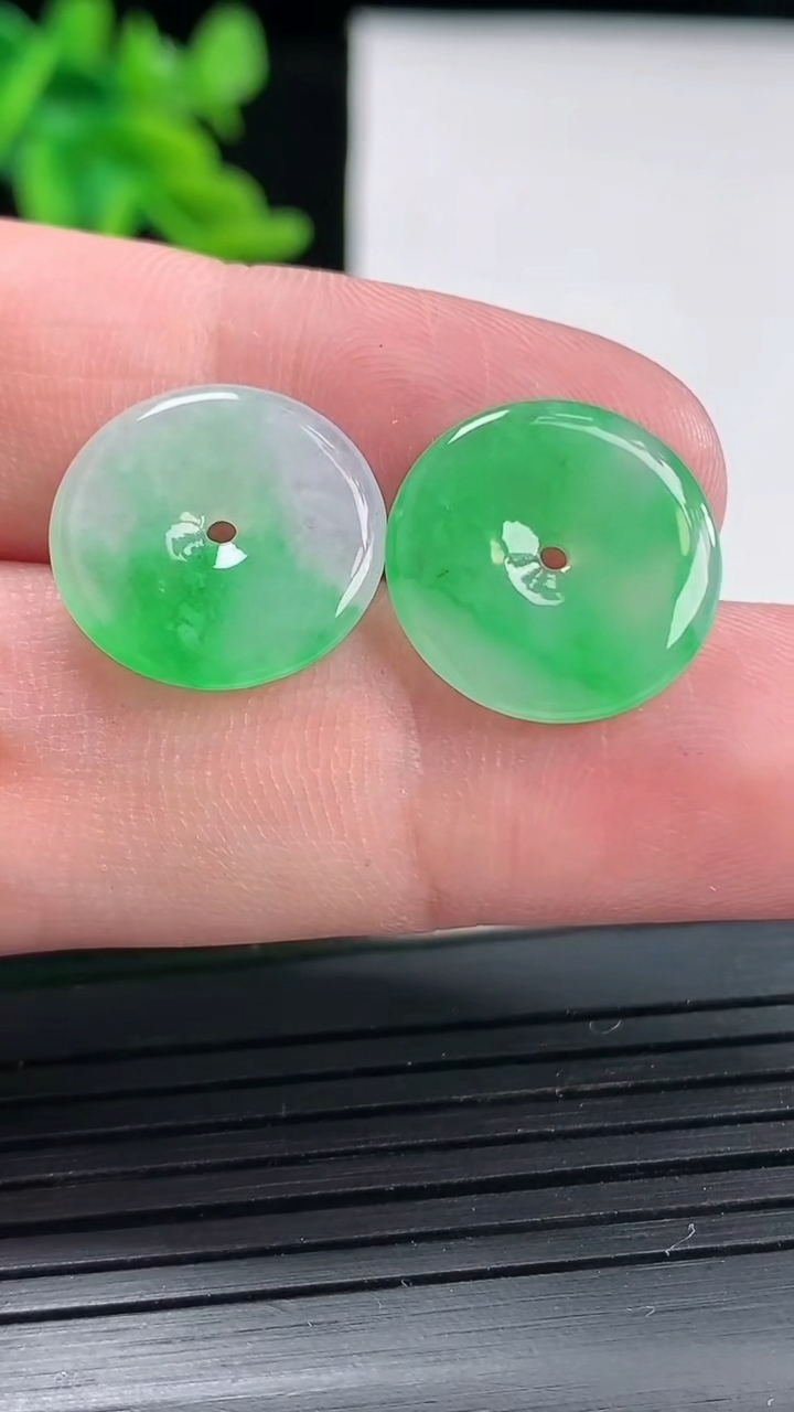 天然A货翡翠平安扣吊坠一对，尺寸15.8-2重量:2.52g
4月27日